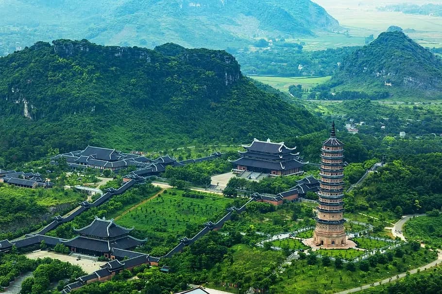 Tràng An Ninh Bình với thuyền trên sông